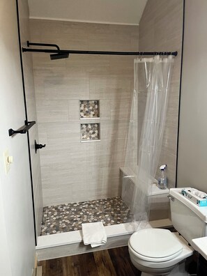 Dusche, Whirlpool, Haartrockner, Handtücher