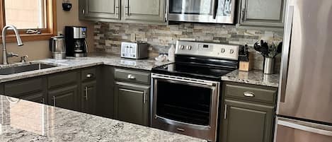 Frigorifero, microonde, forno, piano cottura