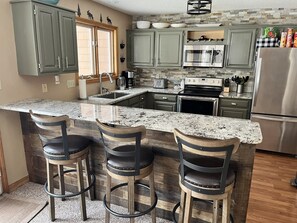 ثلاجة، ميكروويف، فرن، موقد طهي مسطح