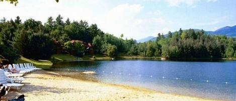 Una spiaggia nelle vicinanze