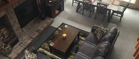 Smart TV, reproductor de DVD, futbolito y tenis de mesa