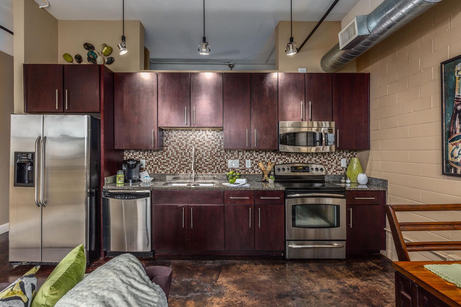 Modern Furnished Condo Overlooking Downtown & Pool - 2 Blocks From Riverwalk