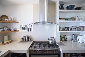 Frigorífico, horno, placa de cocina y lavavajillas
