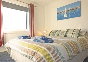 4 habitaciones, tabla de planchar con plancha y cuna de viaje 