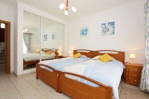 2 bedrooms, iron/ironing board, WiFi, bed sheets - Luxury Linked Villa, Superb Views of Golf Course, Best Pool, Fabulous Beaches (Budens)