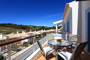 Outdoor dining - Luxury Linked Villa, Superb Views of Golf Course, Best Pool, Fabulous Beaches (Budens)