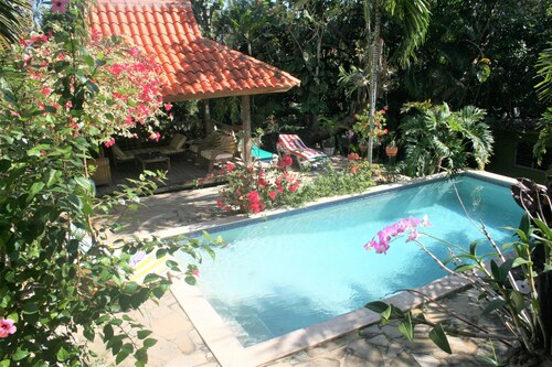 Studio dans un jardin tropical près de la belle plage