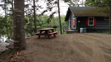 Escape to a secluded cabin surrounded by nature, perfect for outdoor dining and relaxation.