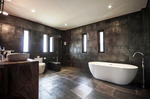 Badewanne, Haartrockner, Bidet, Handtücher