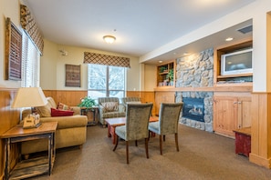 テレビ、暖炉、書庫