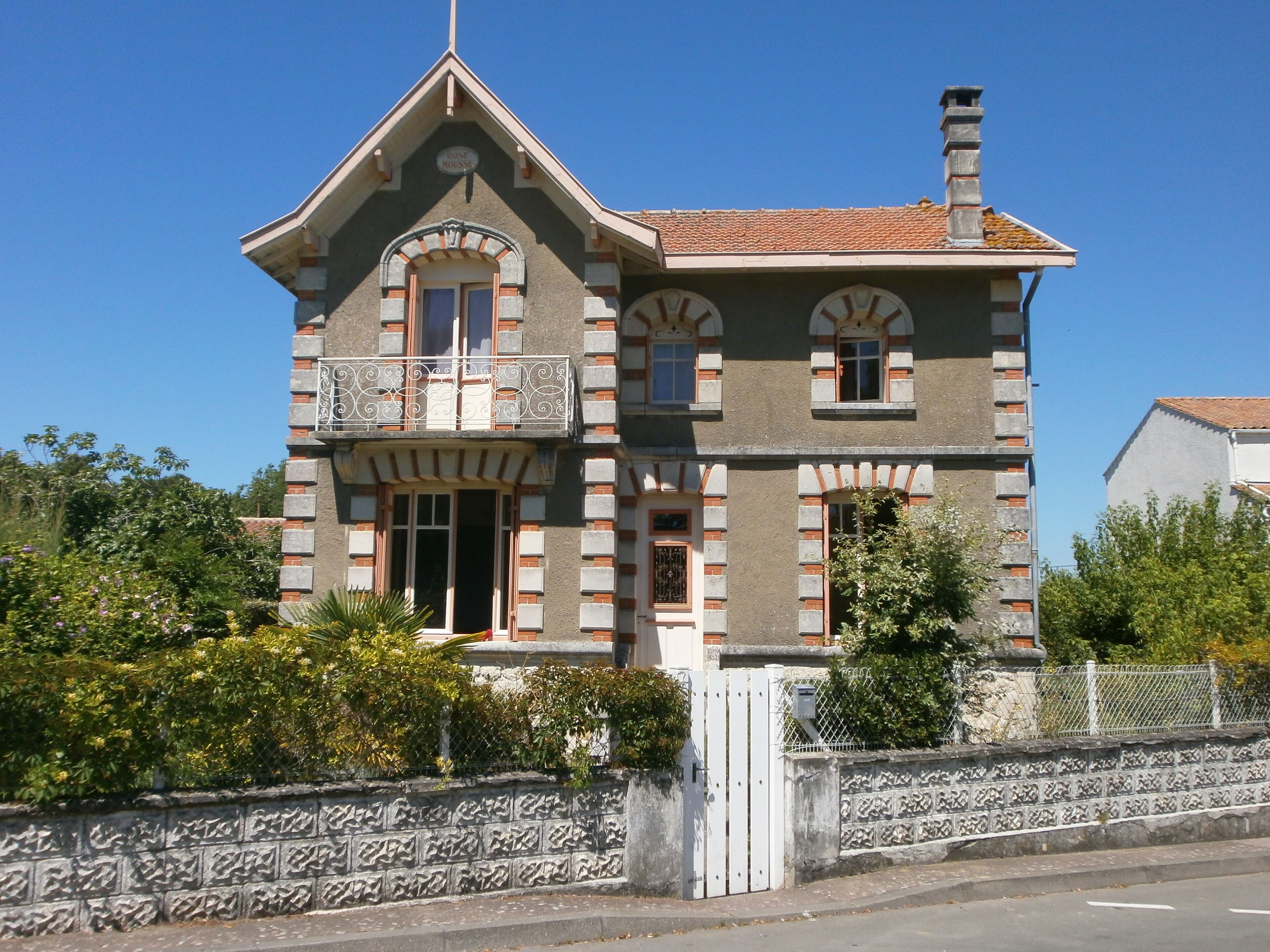 Lovely VILLA. WALK to Beach,restaurants,town,shops family friendly, WIFI, 12pers