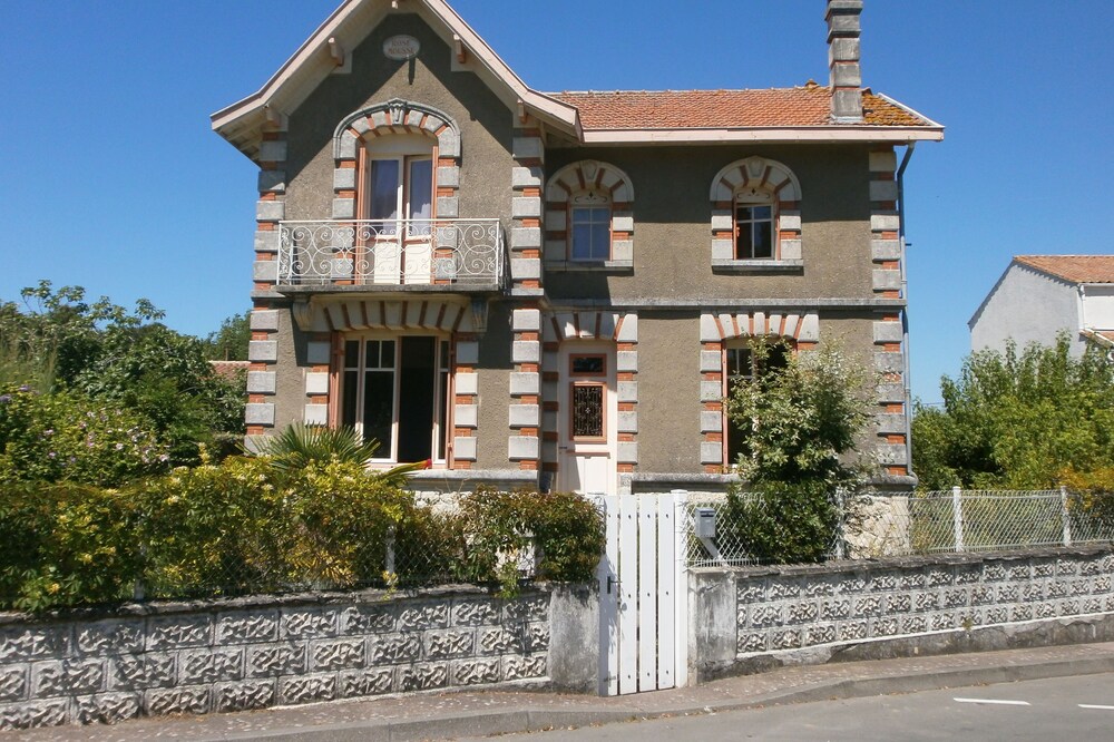 Lovely VILLA. WALK to Beach,restaurants,town,shops family friendly, WIFI, 12pers