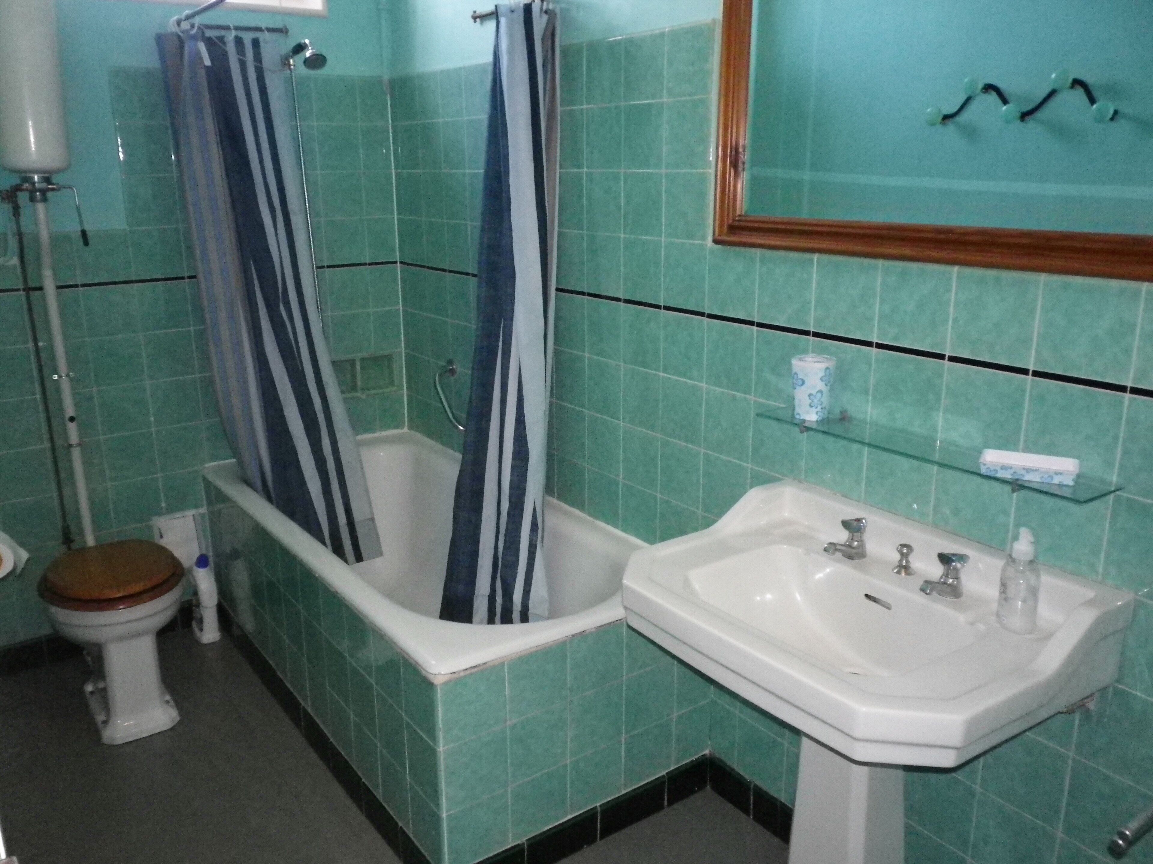 Lovely VILLA. WALK to Beach,restaurants,town,shops family friendly, WIFI, 12pers