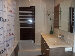 Duschwanne, Haartrockner, Seife, Toilettenpapier