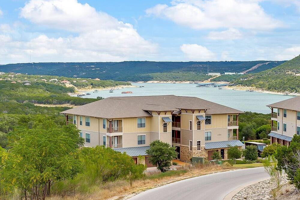 Lovely Villa in the Hollows Resort Community, Lake View, 4 Pools, Pickleball, Beach Club!