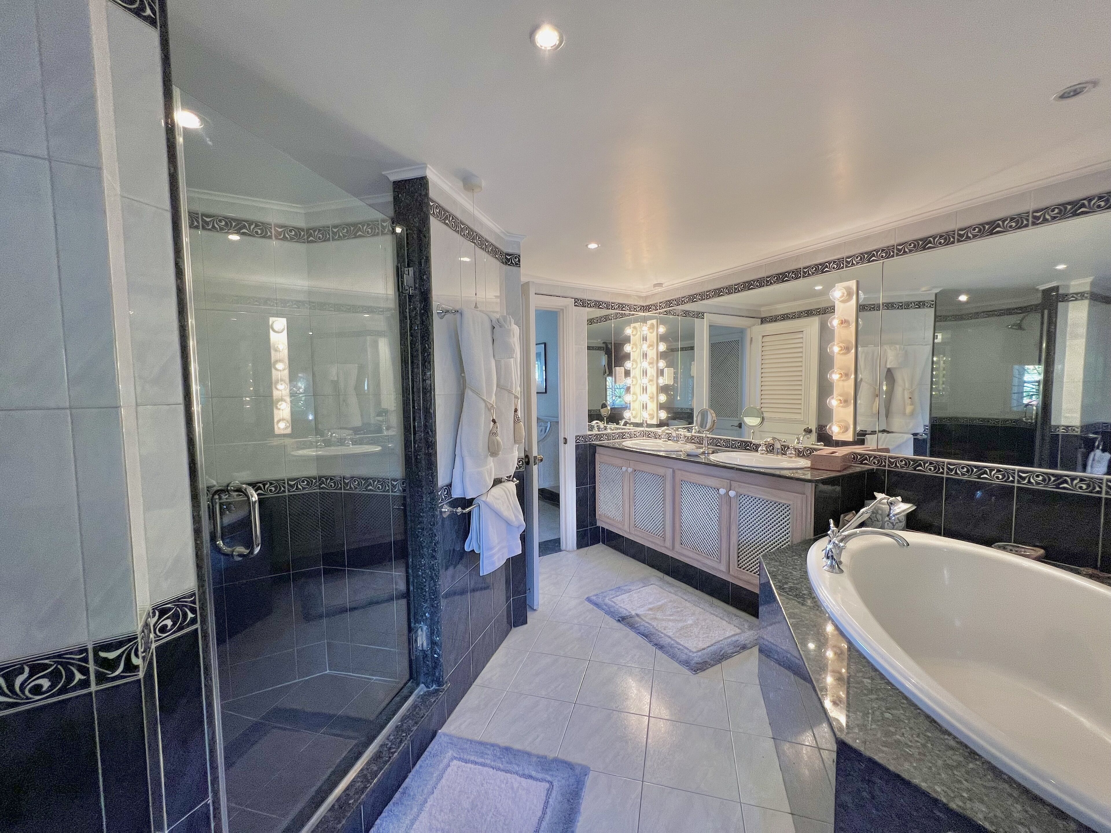 Badekar, hårtørrer, bidet, håndklæder