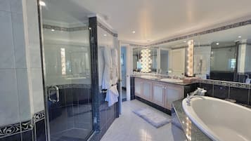 Badekar, hÄrtÞrrer, bidet, hÄndklÊder