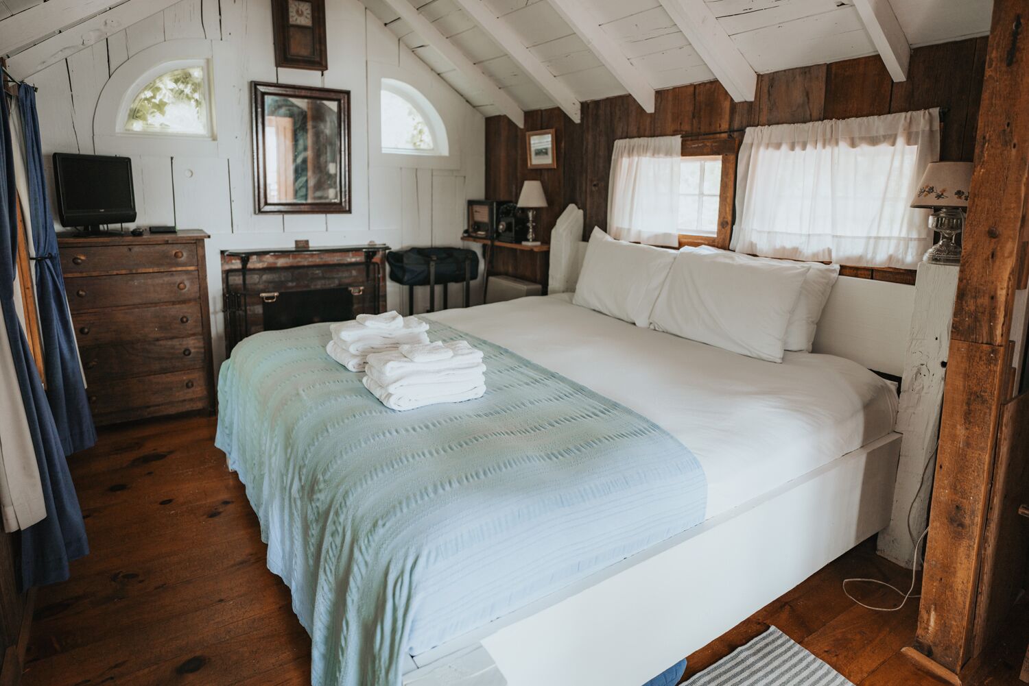 Charming Waterfront Artist Cottage