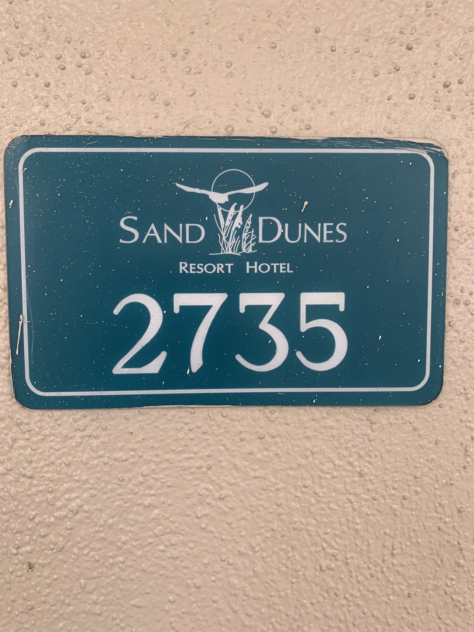 Naamplaatje voor Sand Dunes Resort Hotel met het nummer 2735.
