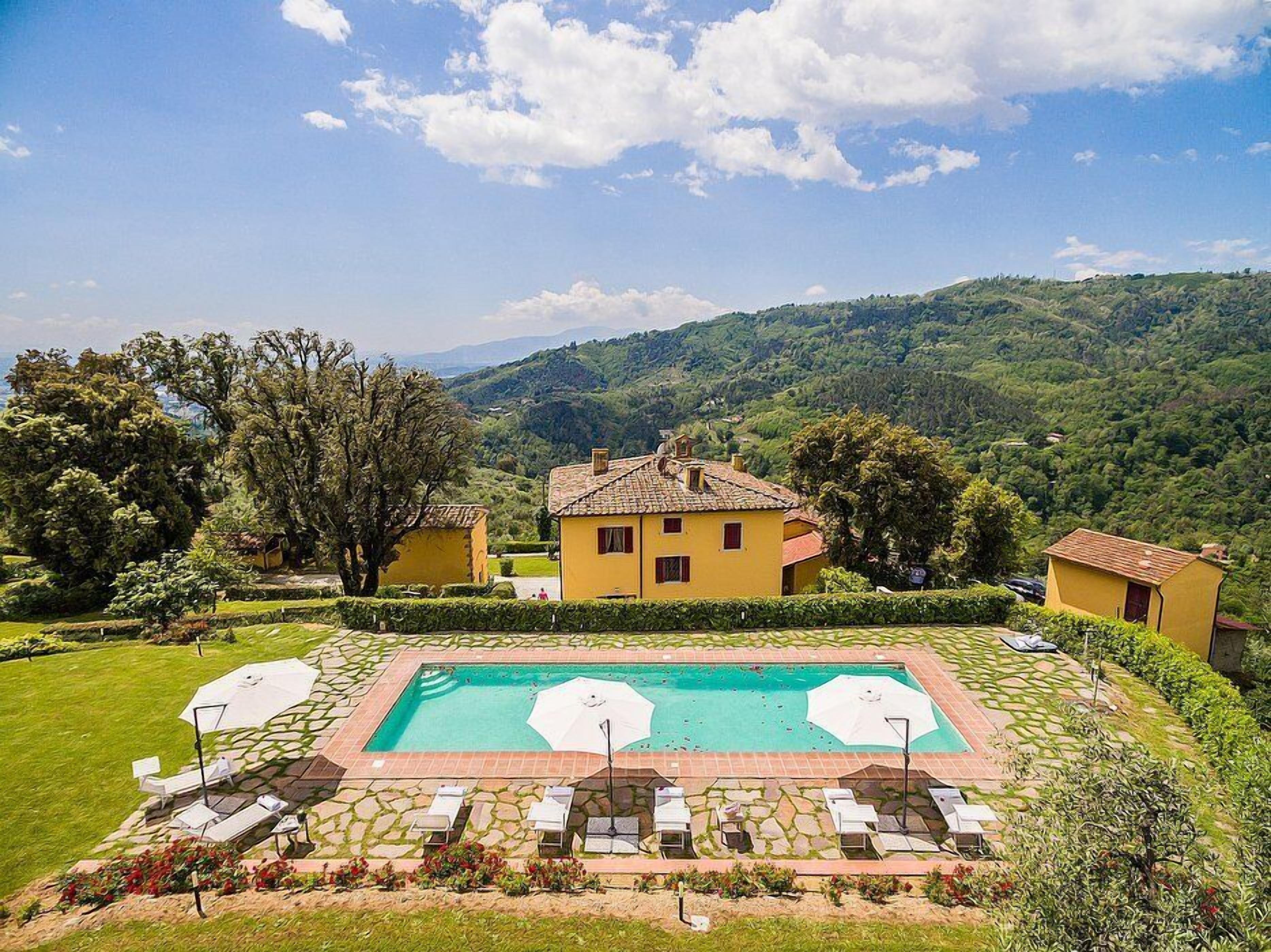 Villa Splendente: A charming three-story historical villa located in an isolated position, on the slopes of a hill which is covered with olive groves, with Free WI-FI.
