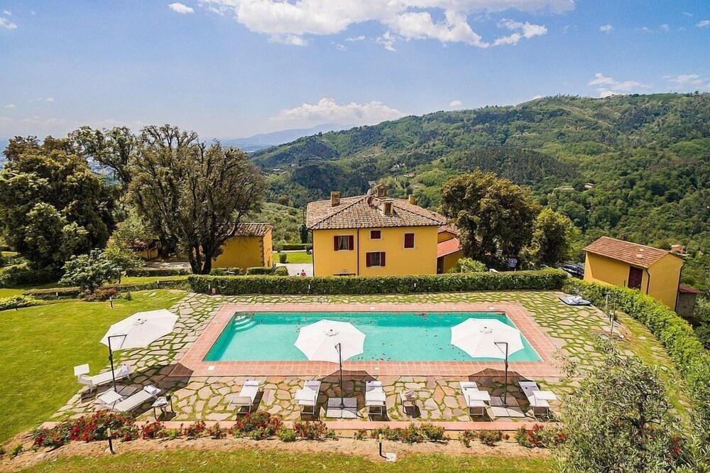 Villa Splendente: A charming three-story historical villa located in an isolated position, on the slopes of a hill which is covered with olive groves, with Free WI-FI.