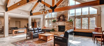 3 BR / 3 BA; Gå till hissar; Fantastisk utsikt över sluttningarna från 2 balkonger 