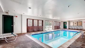 Una piscina techada, una piscina climatizada