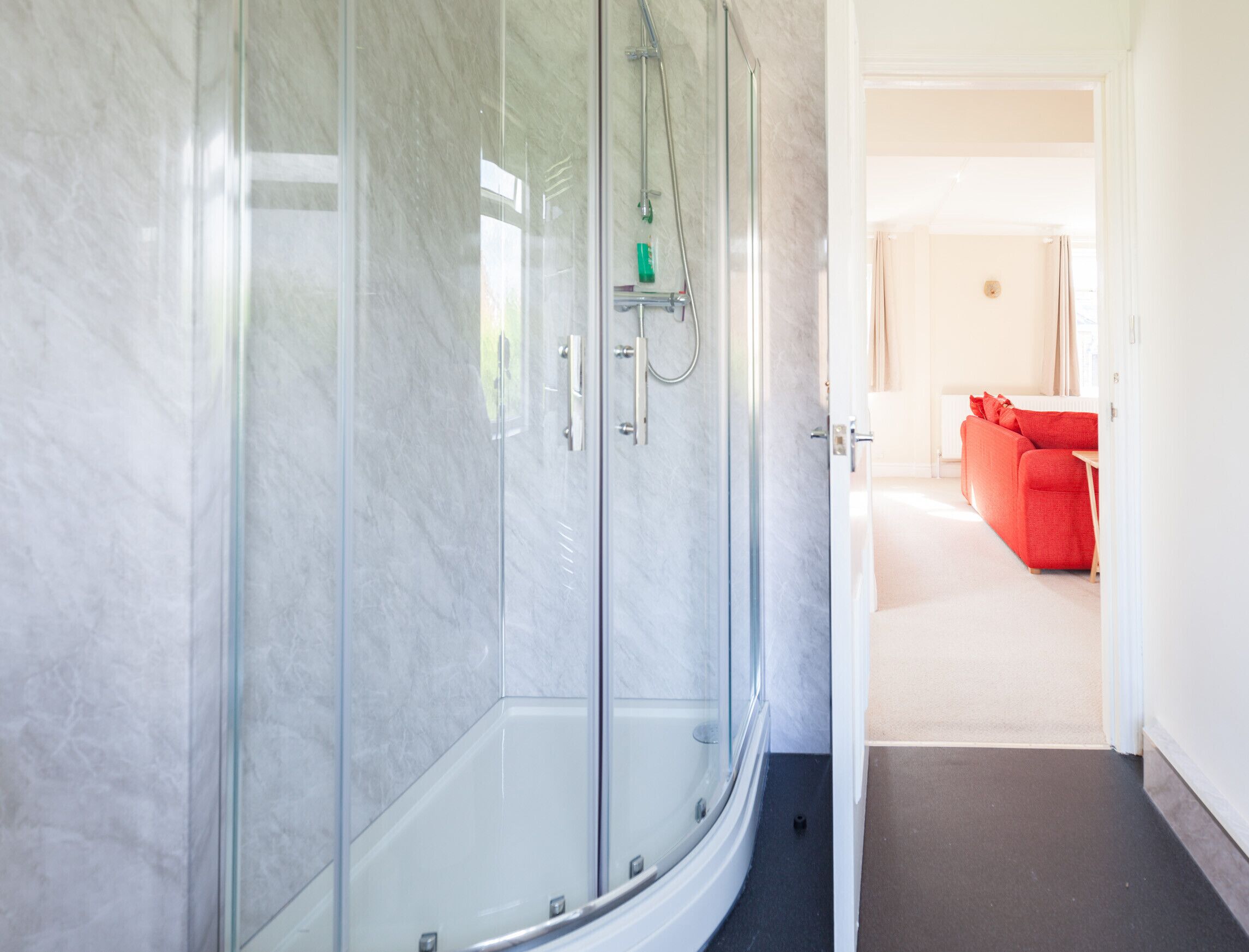 Douche, séchoir à cheveux, serviettes fournies, shampooing