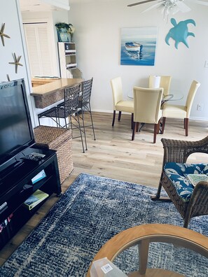 Smart TV, DVD player, books, video library - A Short Walk to Beach with Free Beach Setup! (Destin)