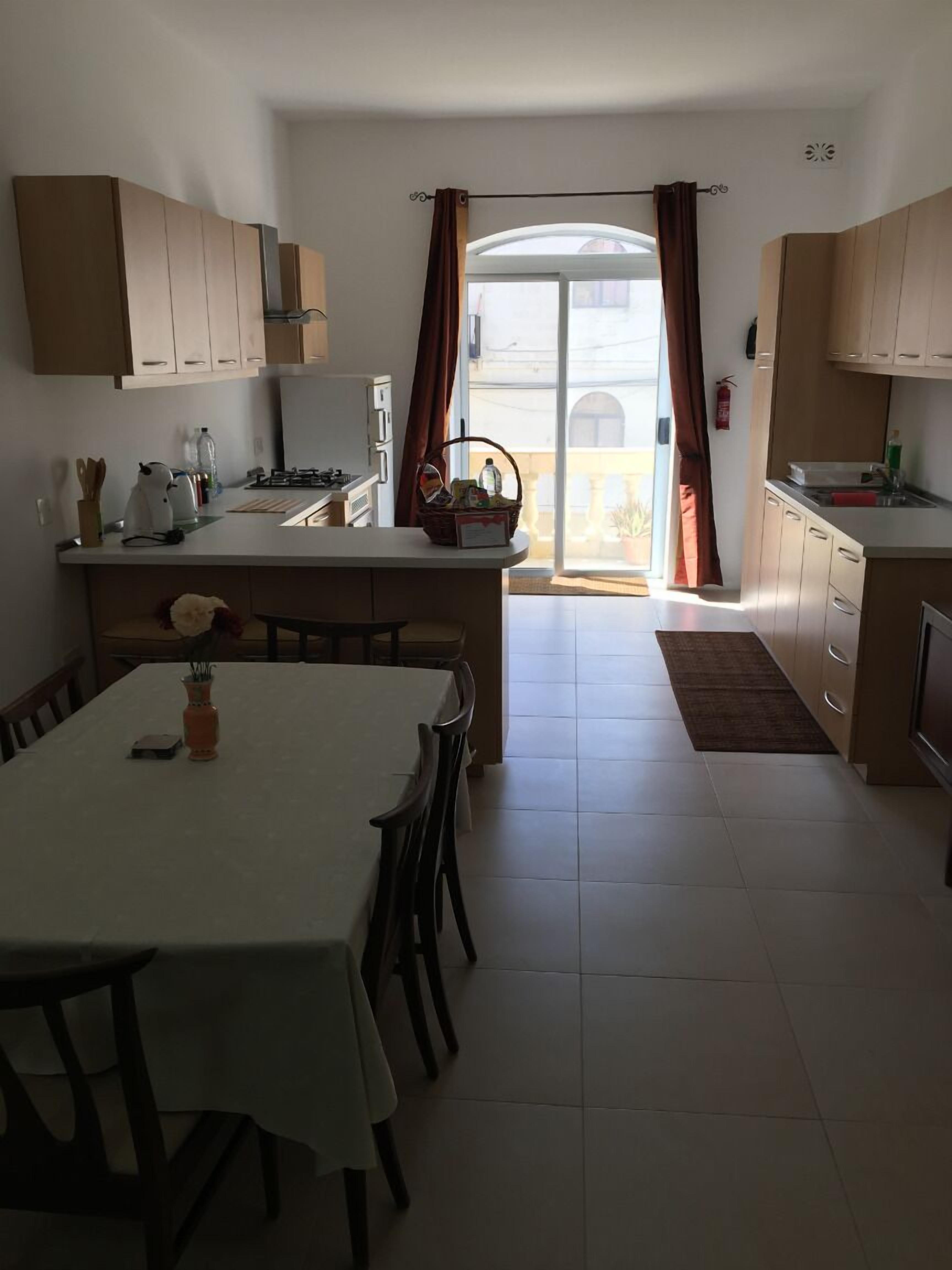 雪櫃、微波爐、焗爐、電熱水壺