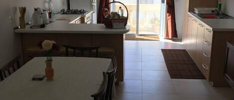 冰箱、微波炉、烤箱、电热水壶