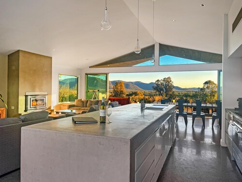 Pindara - Modern, 5 bedroom house with fabulous valley views!