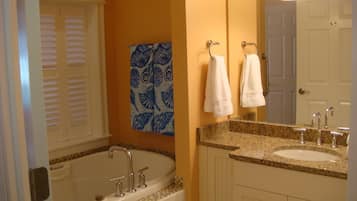 Tina con regadera, tina de hidromasaje, secadora de cabello, toallas