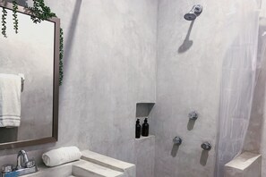 SĂšche-cheveux, serviettes fournies, savon, papier toilette