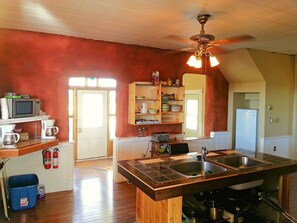 Geladeira, micro-ondas, fogão, cooktop