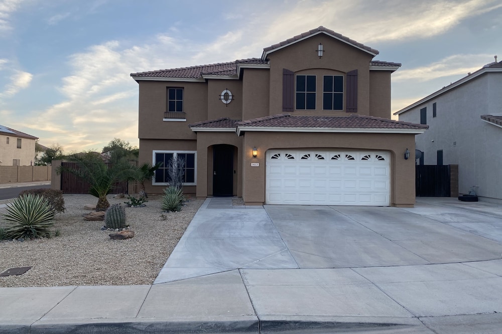 Super 5 Bedrm 3 Bath Home w/Pool/Spa Super Bowl ready home!