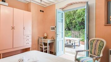 10 camere, accesso a Internet, lenzuola