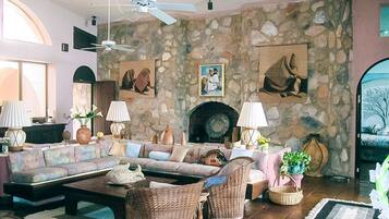 Fernseher, Bücher, Stereoanlage