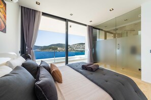 6 bedrooms, in-room safe, iron/ironing board, travel cot