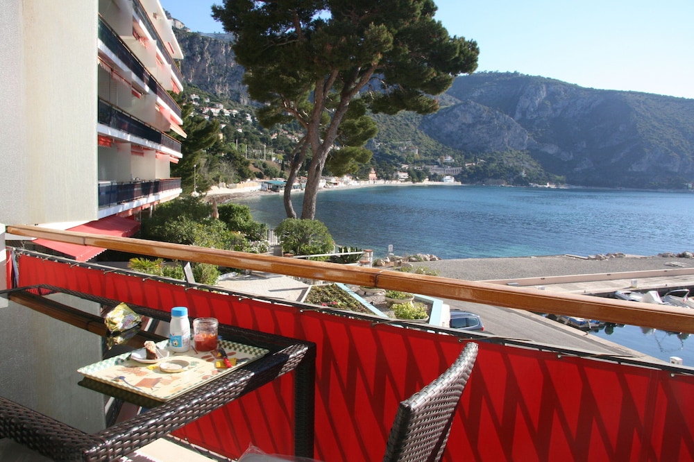 2 Rooms in Eze feet in the water exceptional situation