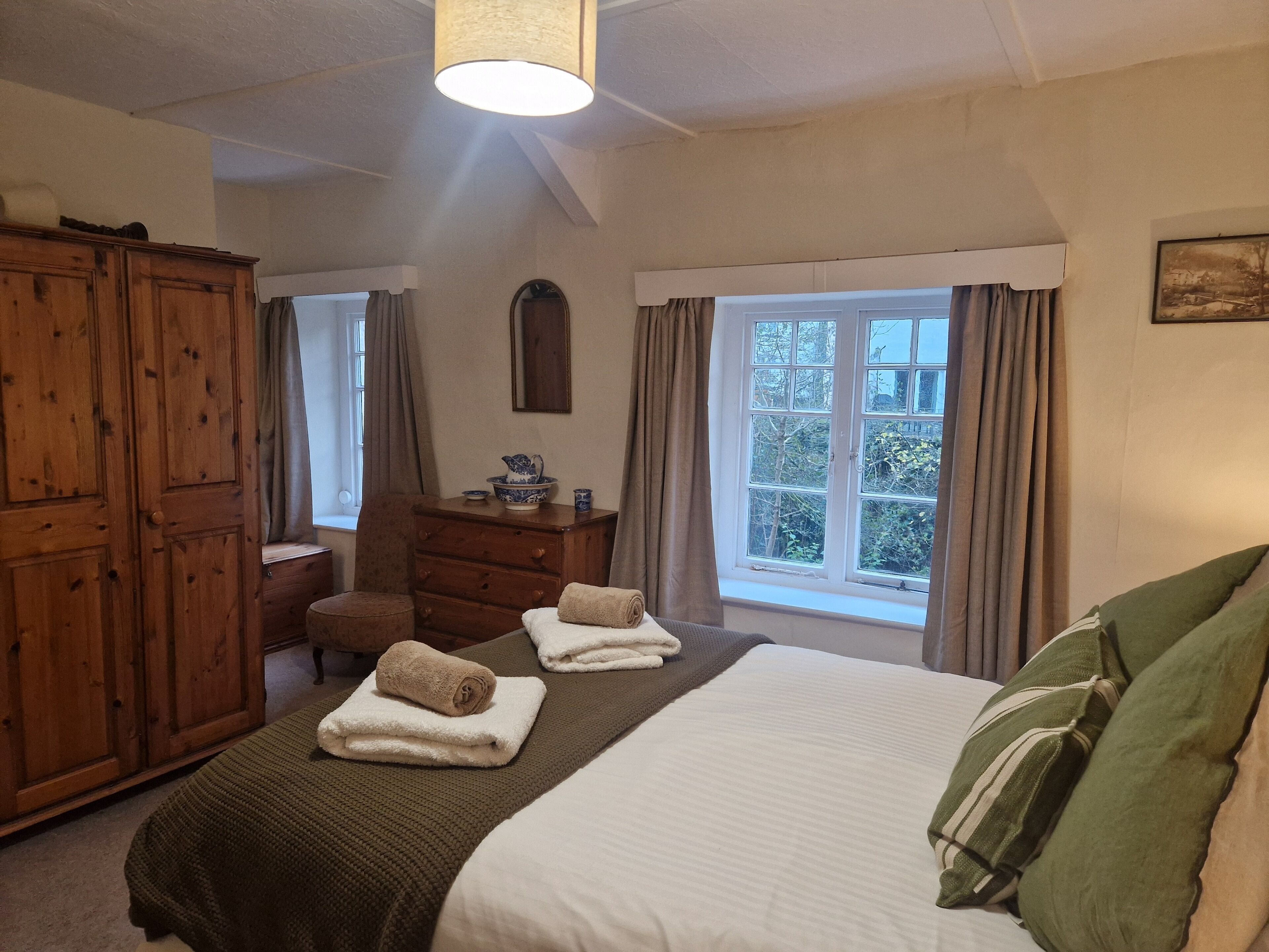 3 chambres, bureau, fer et planche à repasser, lit parapluie