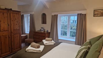 3 chambres, bureau, fer et planche à repasser, lit parapluie