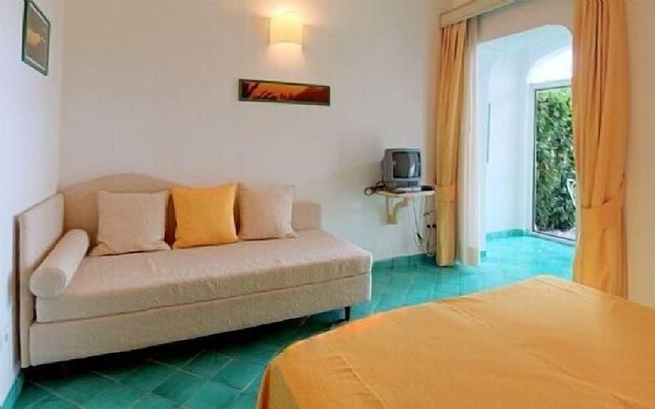 Casa Ilnira C: A Spacious Apartment In A Quiet Position, Located On A Hillside Above The Sea, With Free Wi-fi. - 포시타노