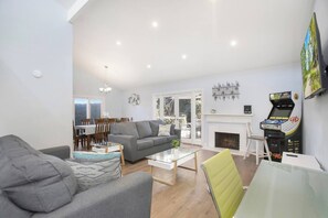 Smart-TV, Kamin, Arbeitsbereiche