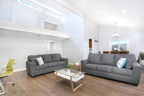 Smart-TV, Kamin, Arbeitsbereiche