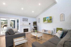 تلفزيون ذكي، مدفأة، مكتب