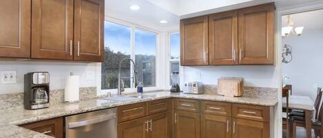 Køleskab, mikrobølgeovn, ovn, kogeplade