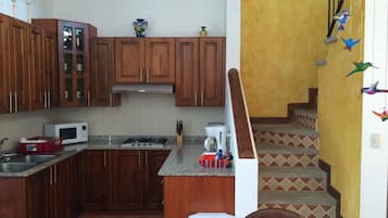 Kühlschrank, Mikrowelle, Herdplatte, Wasserkocher mit Kaffee-/Teezubehör