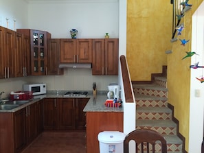 Réfrigérateur, micro-ondes, plaque de cuisson, cafetière/bouilloire