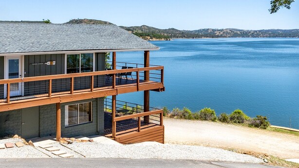 Un immeuble de deux étages doté d’un balcon donnant sur une étendue d’eau.